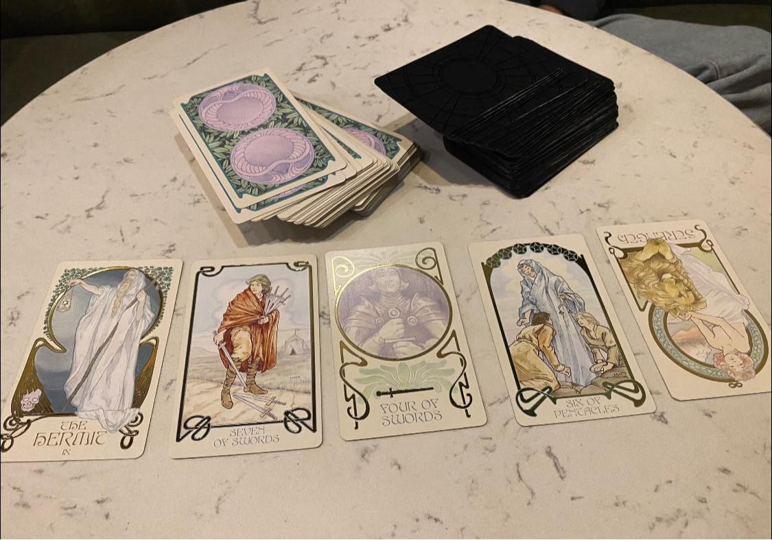 Bóc trần sự thật: Có nên tin vào những lá bài Tarot thần bí?